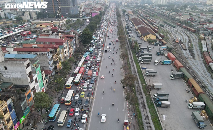 Đường Hà Nội kẹt cứng ngày cuối năm, dòng xe chậm chạp nhích ra khỏi thành phố - 5