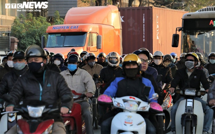 Đường Hà Nội kẹt cứng ngày cuối năm, dòng xe chậm chạp nhích ra khỏi thành phố - 6