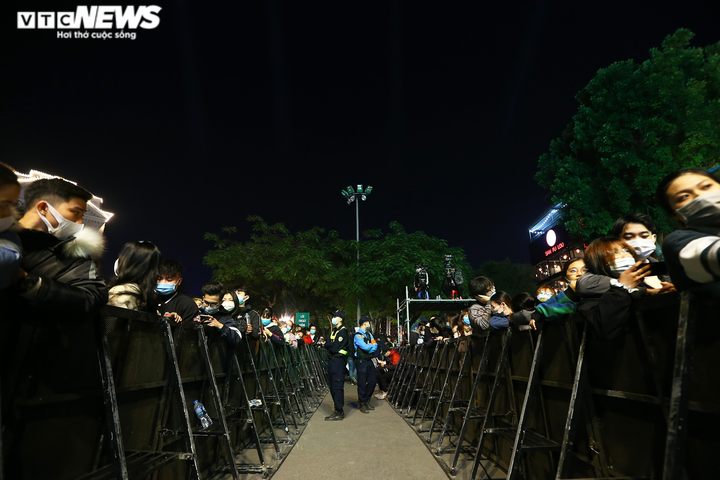 Pháo hoa rực sáng bầu trời, cả nước đón chào năm mới 2021 - 31