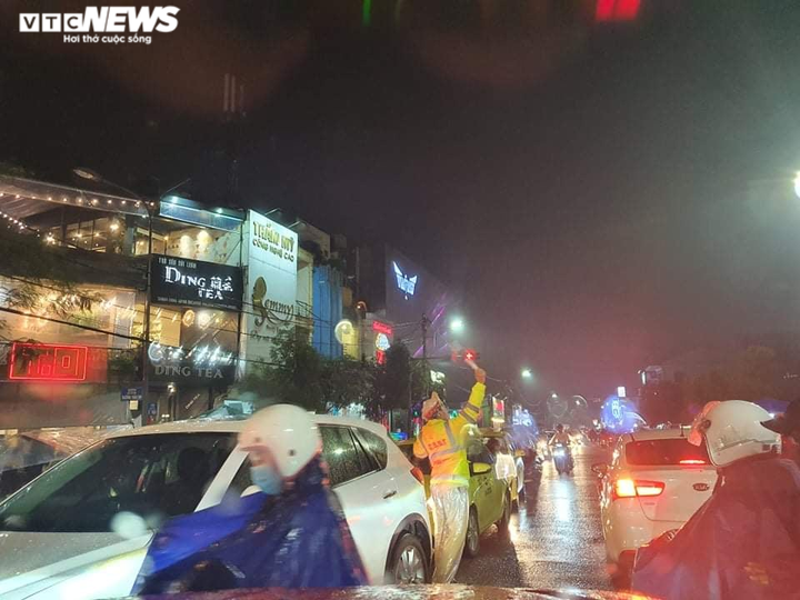 Pháo hoa rực sáng bầu trời, cả nước đón chào năm mới 2021 - 35