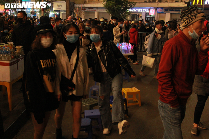 Ảnh: Hàng quán mọc như 'ma trận' trong phố đi bộ đón năm mới ở Thủ đô - 9