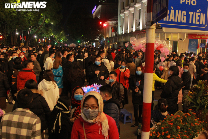 Ảnh: Hàng quán mọc như 'ma trận' trong phố đi bộ đón năm mới ở Thủ đô - 8