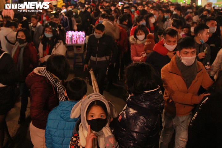 Ảnh: Hàng quán mọc như 'ma trận' trong phố đi bộ đón năm mới ở Thủ đô - 3