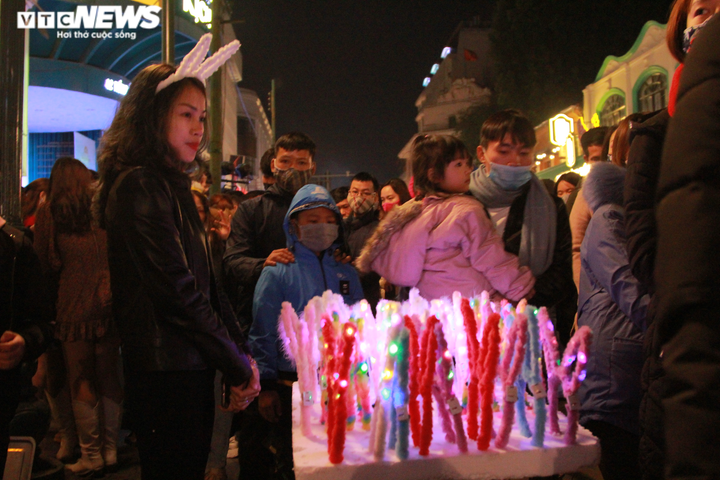 Ảnh: Hàng quán mọc như 'ma trận' trong phố đi bộ đón năm mới ở Thủ đô - 7
