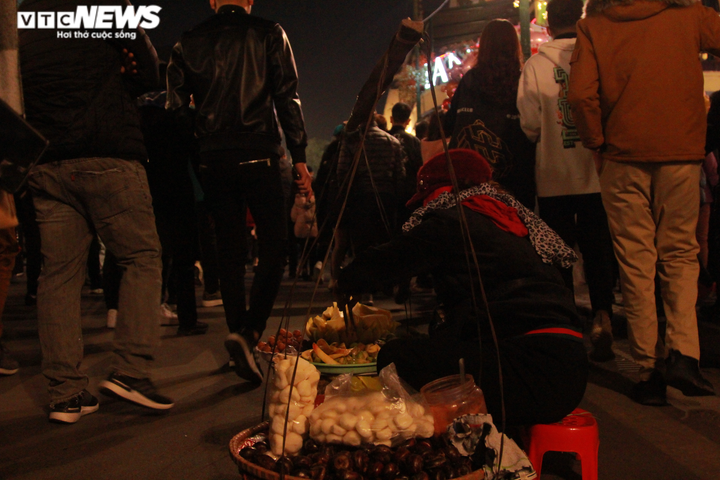 Ảnh: Hàng quán mọc như 'ma trận' trong phố đi bộ đón năm mới ở Thủ đô - 5