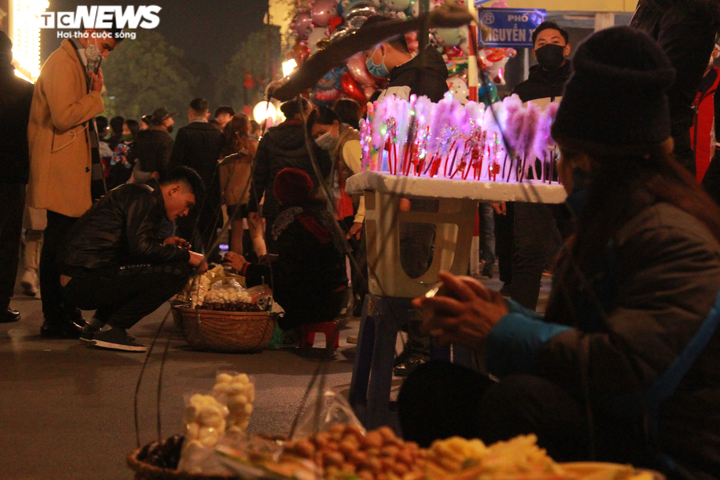 Ảnh: Hàng quán mọc như 'ma trận' trong phố đi bộ đón năm mới ở Thủ đô - 6
