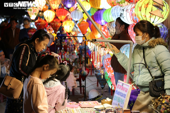 Phố cổ Hội An nhộn nhịp, rực rỡ sắc màu trong đêm Giao thừa - 3