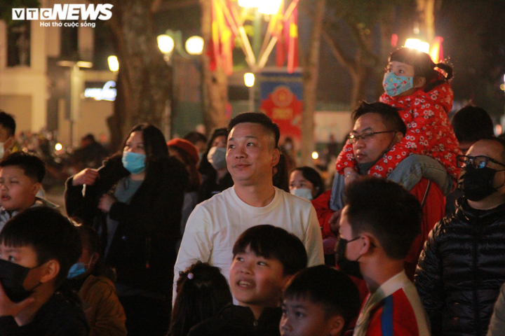 Tham dự lễ hội Countdown 2021, nhiều người dân Thủ đô không đeo khẩu trang - 5