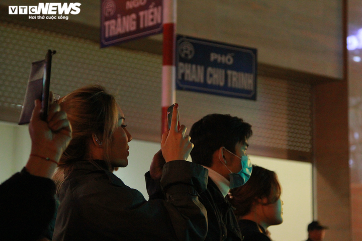 Tham dự lễ hội Countdown 2021, nhiều người dân Thủ đô không đeo khẩu trang - 6