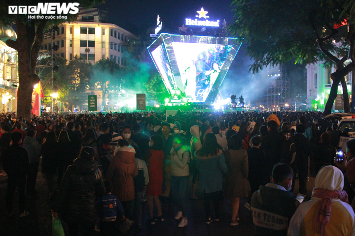 Tham dự lễ hội Countdown 2021, nhiều người dân Thủ đô không đeo khẩu trang - 1