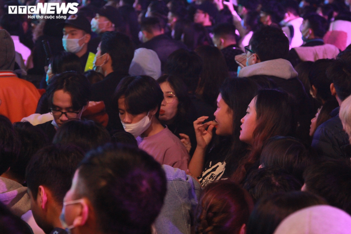 Tham dự lễ hội Countdown 2021, nhiều người dân Thủ đô không đeo khẩu trang - 8