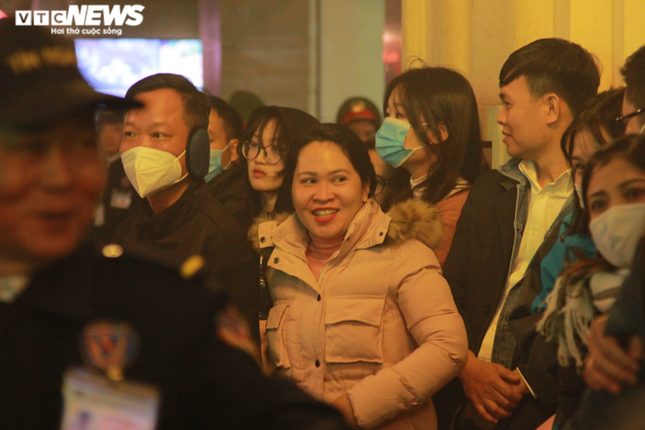 Tham dự lễ hội Countdown 2021, nhiều người dân Thủ đô không đeo khẩu trang - 9