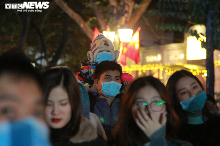 Tham dự lễ hội Countdown 2021, nhiều người dân Thủ đô không đeo khẩu trang - 10