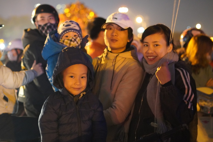 Pháo hoa rực sáng bầu trời, cả nước đón chào năm mới 2021 - 26