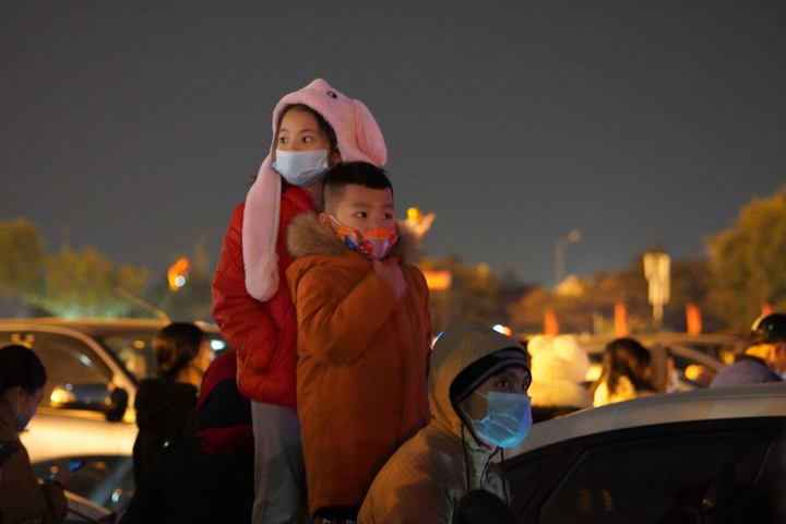 Pháo hoa rực sáng bầu trời, cả nước đón chào năm mới 2021 - 27