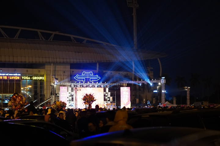 Pháo hoa rực sáng bầu trời, cả nước đón chào năm mới 2021 - 25