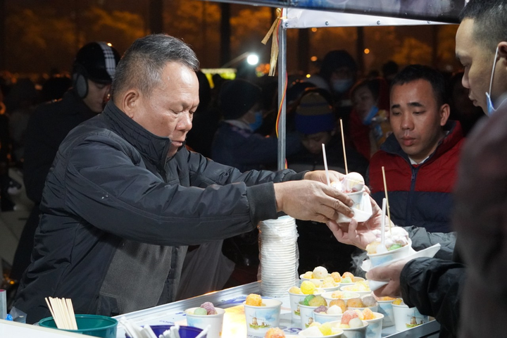 Pháo hoa rực sáng bầu trời, cả nước đón chào năm mới 2021 - 22