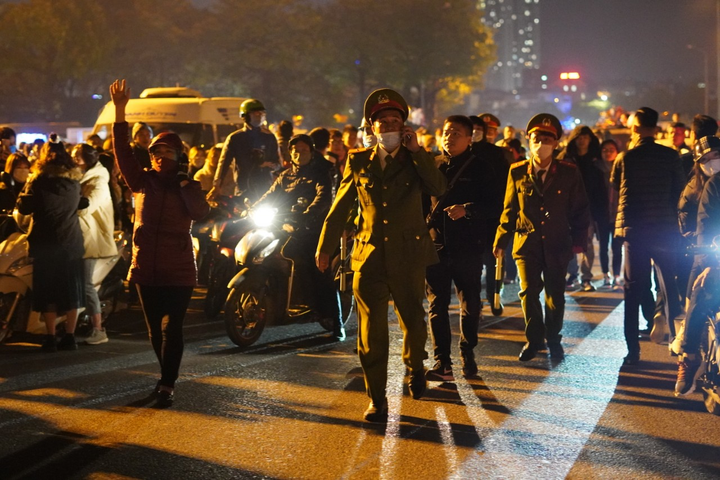 Pháo hoa rực sáng bầu trời, cả nước đón chào năm mới 2021 - 20