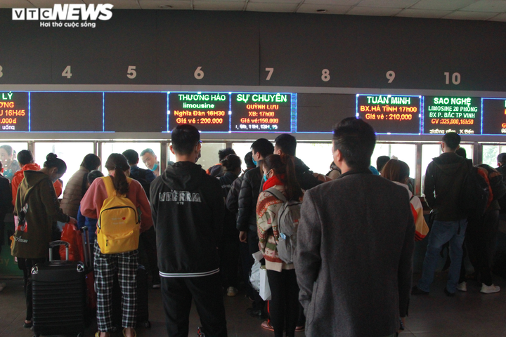 Ảnh: Hành khách đeo khẩu trang, đo thân nhiệt hối hả lên xe về quê nghỉ Tết - 2