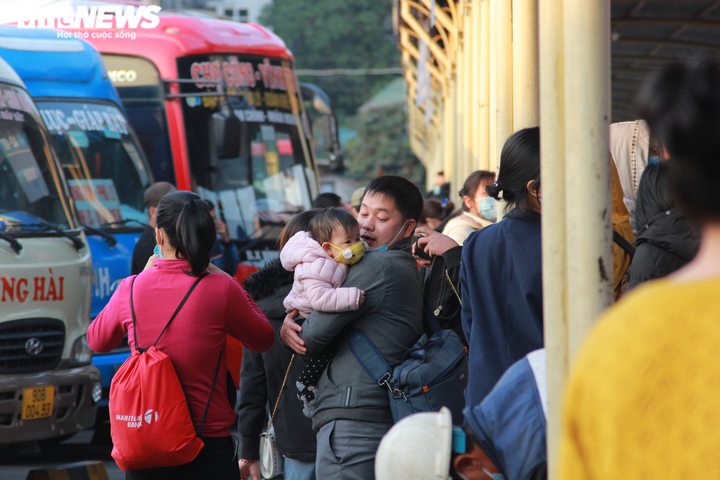 Ảnh: Hành khách đeo khẩu trang, đo thân nhiệt hối hả lên xe về quê nghỉ Tết - 7