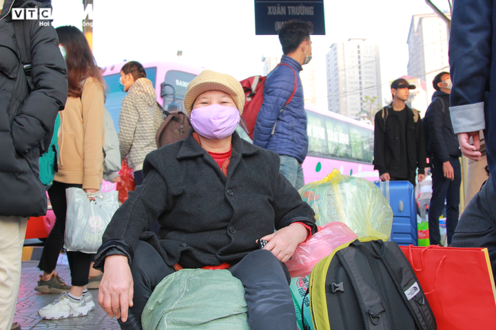 Ảnh: Hành khách đeo khẩu trang, đo thân nhiệt hối hả lên xe về quê nghỉ Tết - 8