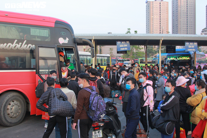 Ảnh: Hành khách đeo khẩu trang, đo thân nhiệt hối hả lên xe về quê nghỉ Tết - 5