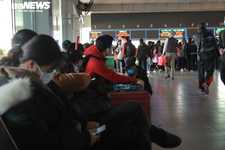 Ảnh: Hành khách đeo khẩu trang, đo thân nhiệt hối hả lên xe về quê nghỉ Tết - 1