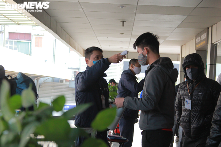 Ảnh: Hành khách đeo khẩu trang, đo thân nhiệt hối hả lên xe về quê nghỉ Tết - 3