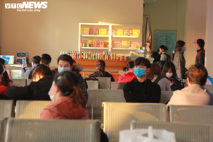 Ảnh: Hành khách đeo khẩu trang, đo thân nhiệt hối hả lên xe về quê nghỉ Tết - 6