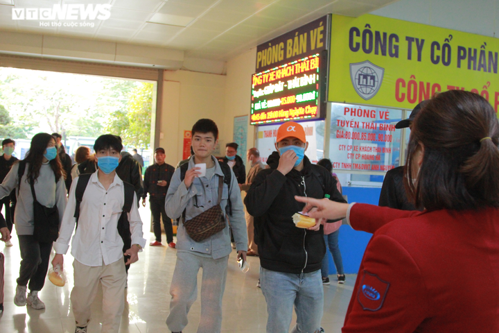 Ảnh: Hành khách đeo khẩu trang, đo thân nhiệt hối hả lên xe về quê nghỉ Tết - 9