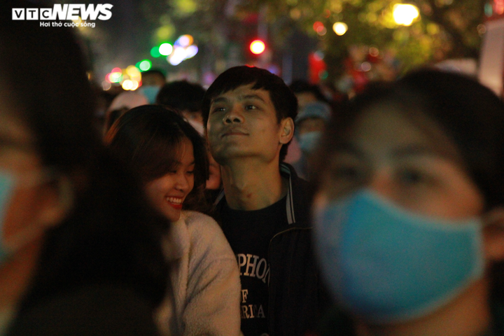 Tham dự lễ hội Countdown 2021, nhiều người dân Thủ đô không đeo khẩu trang - 4