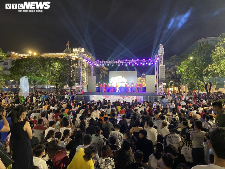 Pháo hoa rực sáng bầu trời, cả nước đón chào năm mới 2021 - 38