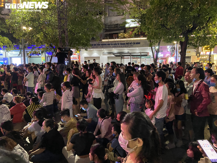 Pháo hoa rực sáng bầu trời, cả nước đón chào năm mới 2021 - 39