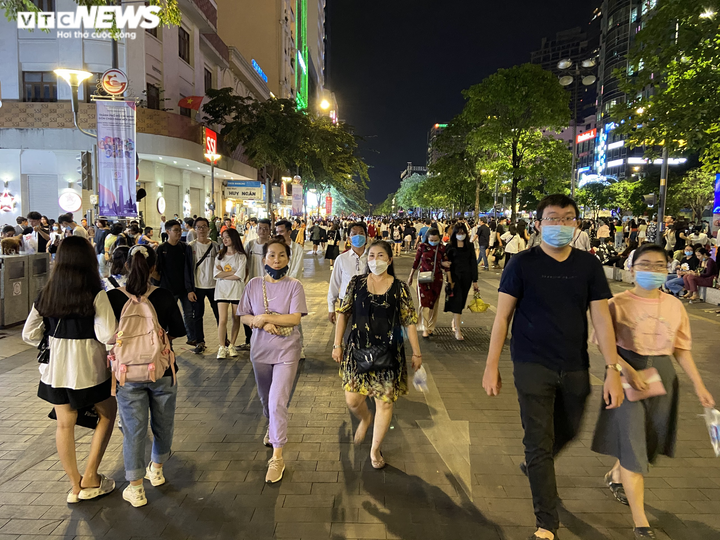 Pháo hoa rực sáng bầu trời, cả nước đón chào năm mới 2021 - 37