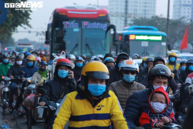 Đường Hà Nội kẹt cứng ngày cuối năm, dòng xe chậm chạp nhích ra khỏi thành phố - 7