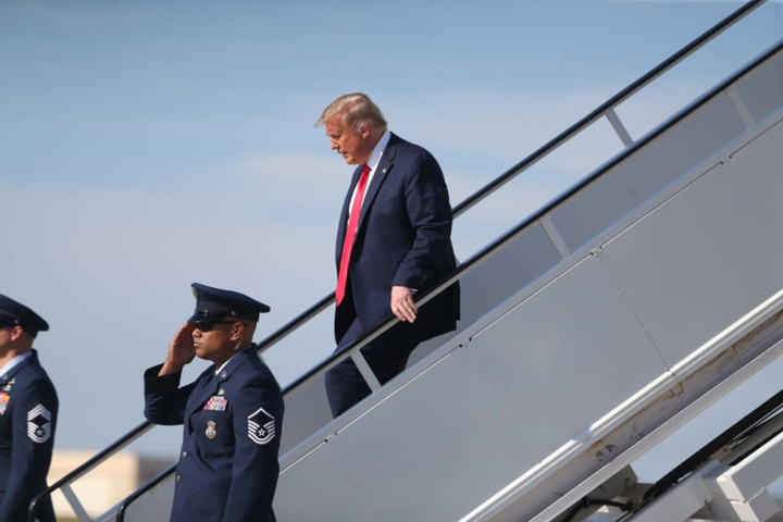 Nguyên nhân khiến ông Trump vội vã về Washington, bỏ cả tiệc giao thừa - 1