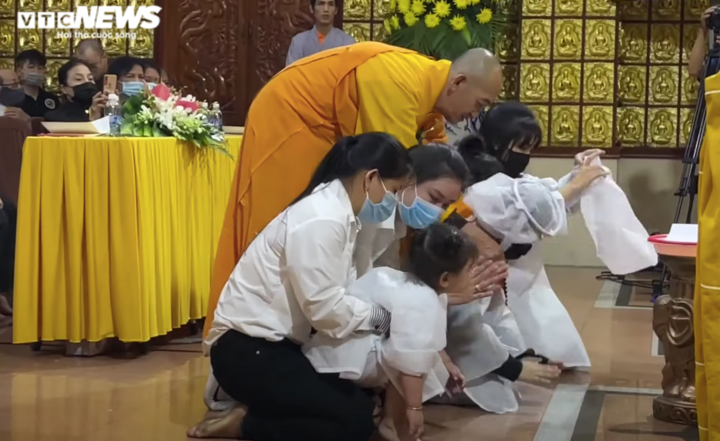 Con gái Vân Quang Long vừa khóc vừa hát 'Ba kể con nghe' trong tang lễ - 8