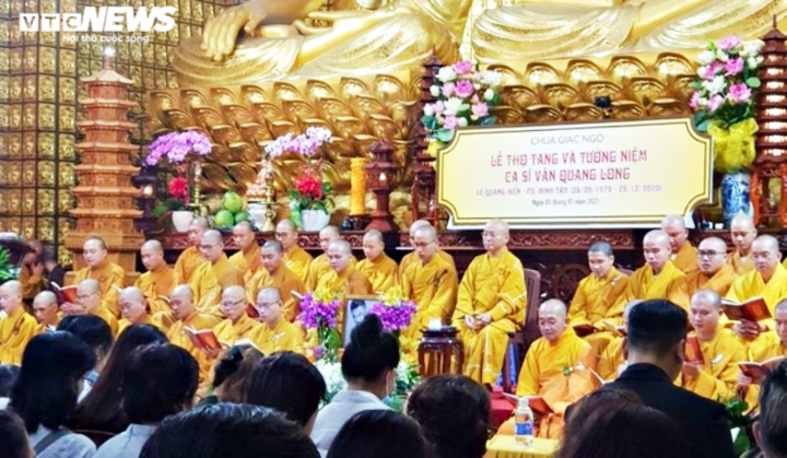 Con gái Vân Quang Long vừa khóc vừa hát 'Ba kể con nghe' trong tang lễ - 1
