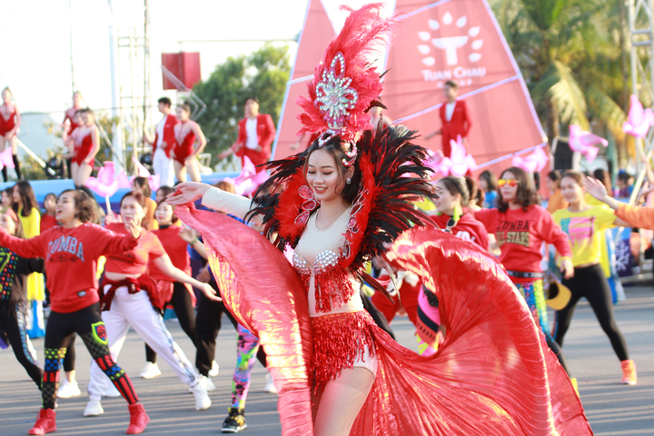 Mãn nhãn Carnaval mùa đông lần đầu tiên tổ chức ở Hạ Long - 2
