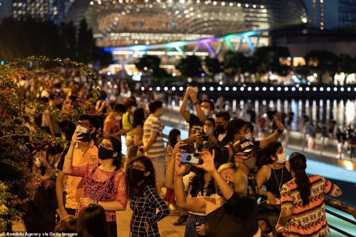 Không khí đón năm mới 2021 trái ngược nhau ở châu Á - 11