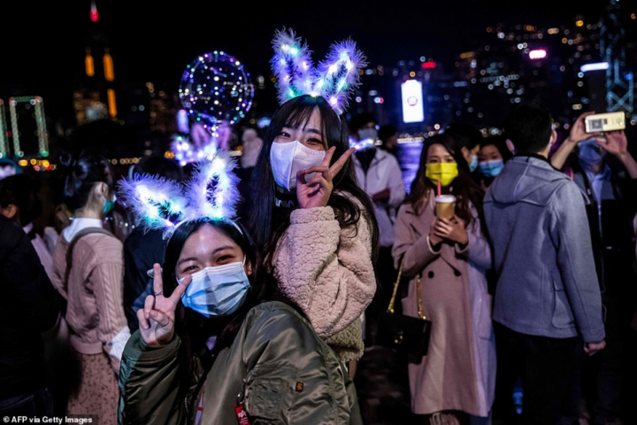 Không khí đón năm mới 2021 trái ngược nhau ở châu Á - 13