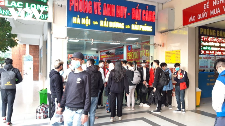 Ảnh: Dân đổ về quê chơi Tết, bến xe ở Hà Nội quá tải - 1