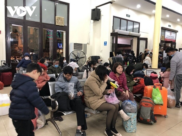 Ảnh: Dân đổ về quê chơi Tết, bến xe ở Hà Nội quá tải - 10