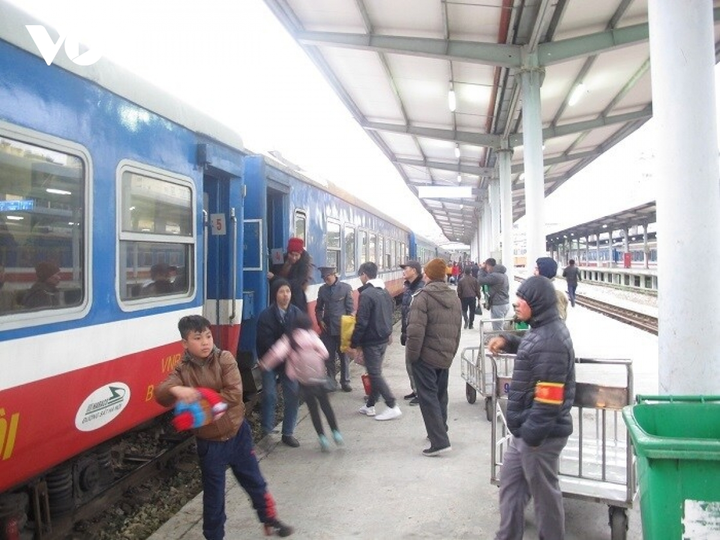 Ảnh: Dân đổ về quê chơi Tết, bến xe ở Hà Nội quá tải - 13