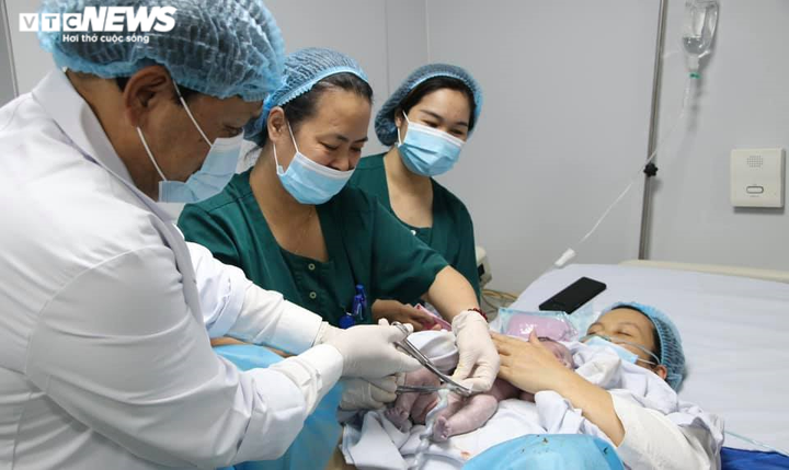 Ảnh: Thiên thần nhỏ đầu tiên chào đời thời khắc giao thừa - 2