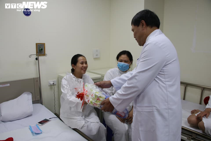 Ảnh: Thiên thần nhỏ đầu tiên chào đời thời khắc giao thừa - 8