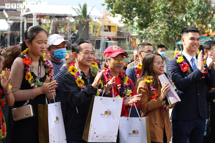 Ảnh: Hội An rước sắc bùa, hô hát bài chòi đón đoàn khách xông đất phố cổ - 8