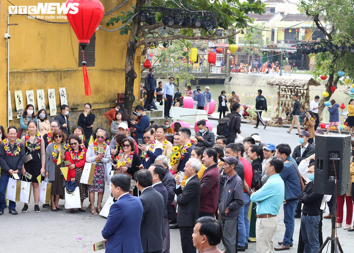 Ảnh: Hội An rước sắc bùa, hô hát bài chòi đón đoàn khách xông đất phố cổ - 1