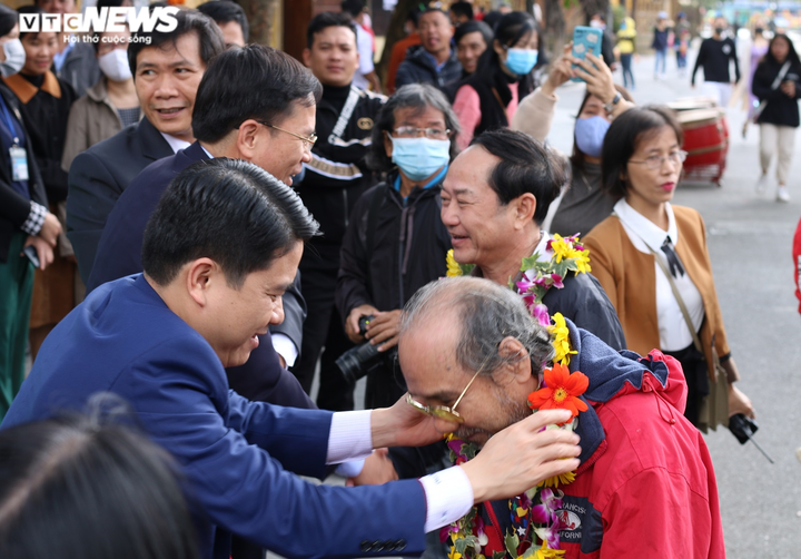 Ảnh: Hội An rước sắc bùa, hô hát bài chòi đón đoàn khách xông đất phố cổ - 4