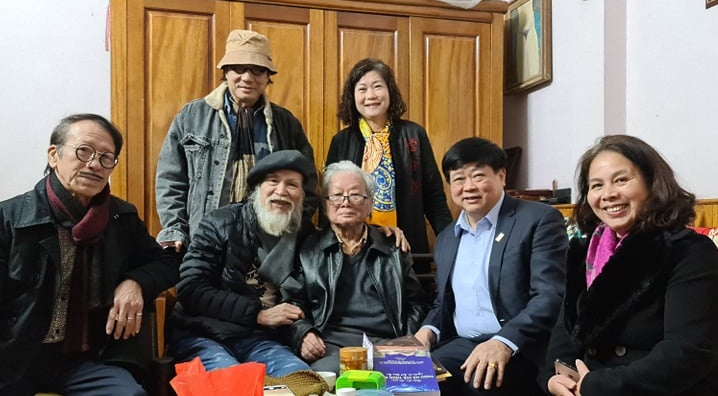 PGS.TS Nguyễn Thế Kỷ thăm và chúc mừng nhạc sỹ Hồng Đăng tròn 85 tuổi - 1